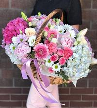 Цветочная композиция из Розы, Хризантемы, Пионы и Лизиантусы в корзине в Буйнакске
