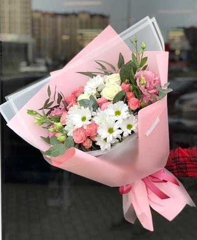 Букет цветов из: Розы, Лизиантусы и Хризантемы в Буйнакске